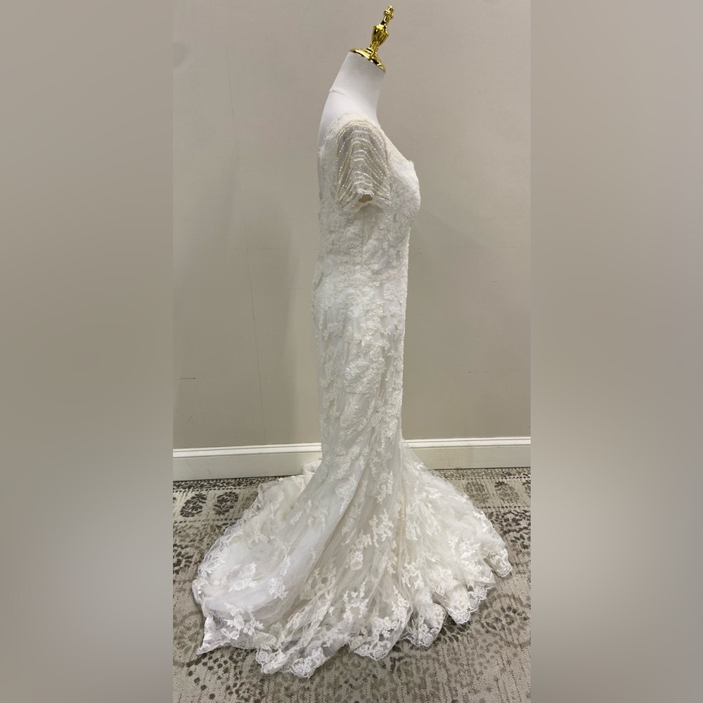 Elegant White Lace Gown - Picture 4 of 8